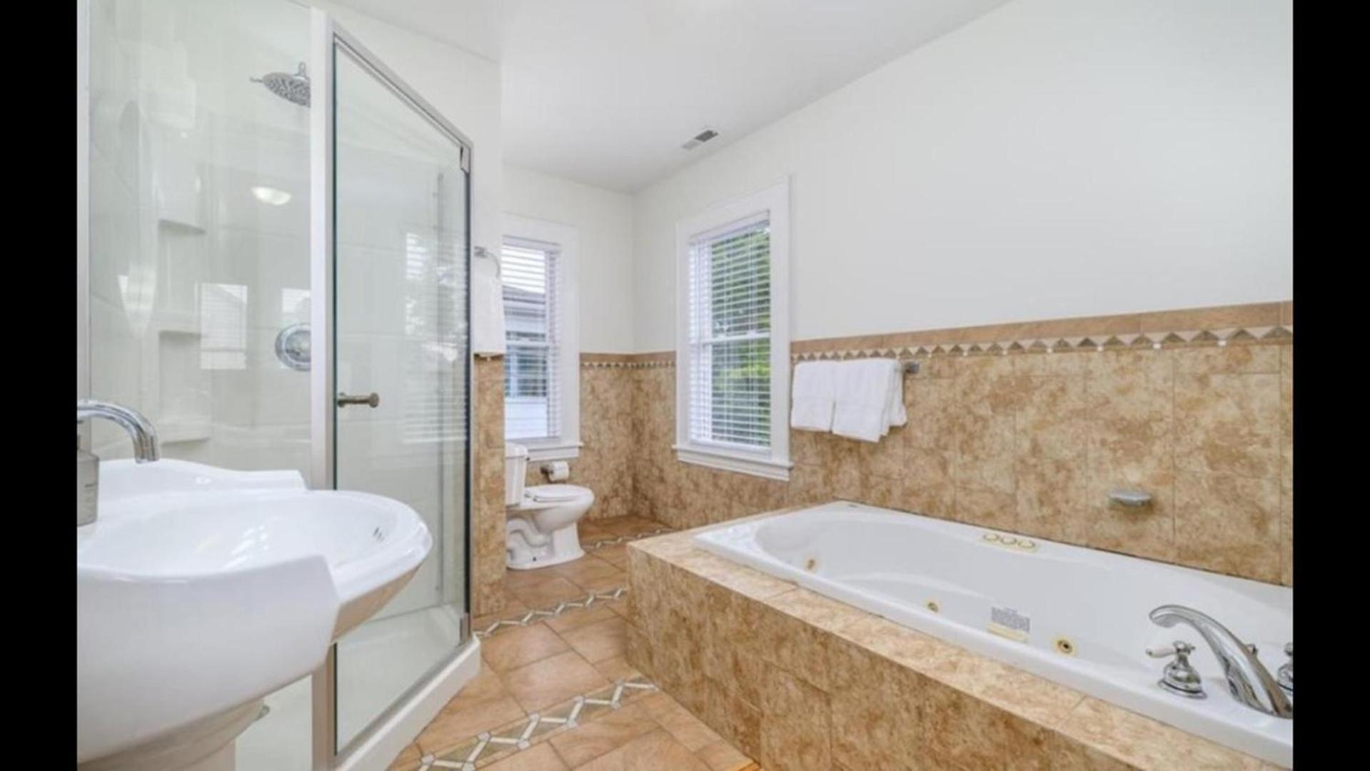 Black Rock Home - 4 Bed - Jacuzzi Bath - Beach บริดจ์พอร์ต ภายนอก รูปภาพ